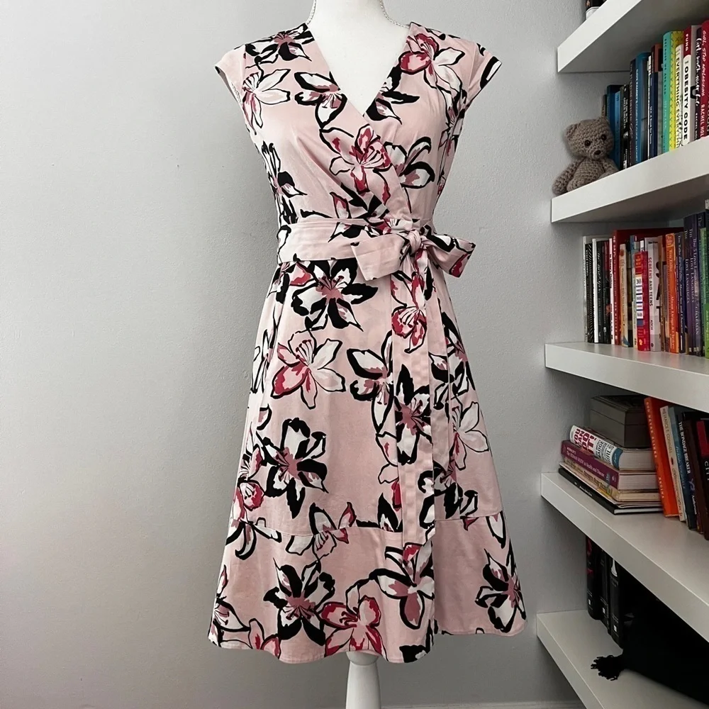 Kate Spade New York Tiger Lily print wrap dress featuring a blush pink base Sz 0
